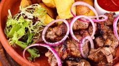 रसदार, स्वादिष्ट पोर्क कबाब के लिए मैरिनेड