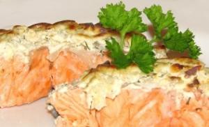 Przepisy na pieczoną rybę na Nowy Rok Różowy łosoś zapiekany z serem