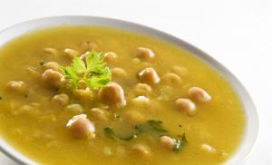 Wegetariańska zupa grochowa: przepisy dostosowane do „naszej” kuchni