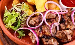 रसदार, स्वादिष्ट पोर्क कबाब के लिए मैरिनेड