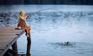 आप मछली पकड़ने का सपना क्यों देखते हैं: क्या यह नदी पर जाने का समय नहीं है?